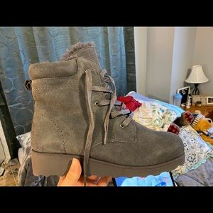 BRAND NEW NEVER WORN Bearpaw boots